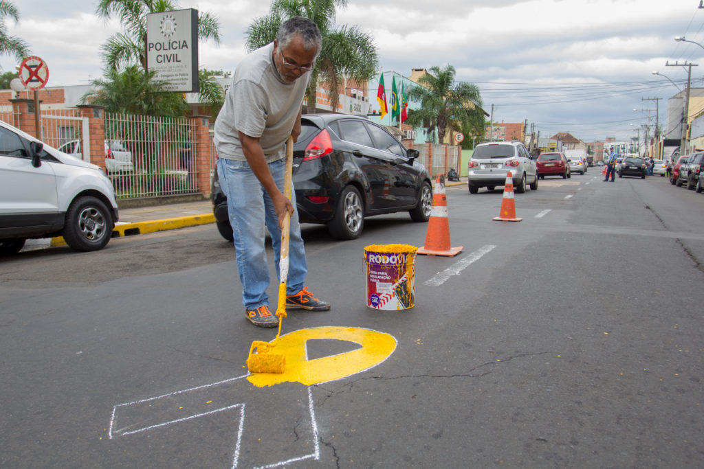 Além das orientações, os motoristas ainda receberam uma rosa amarela em homenagem ao Dia das Mães