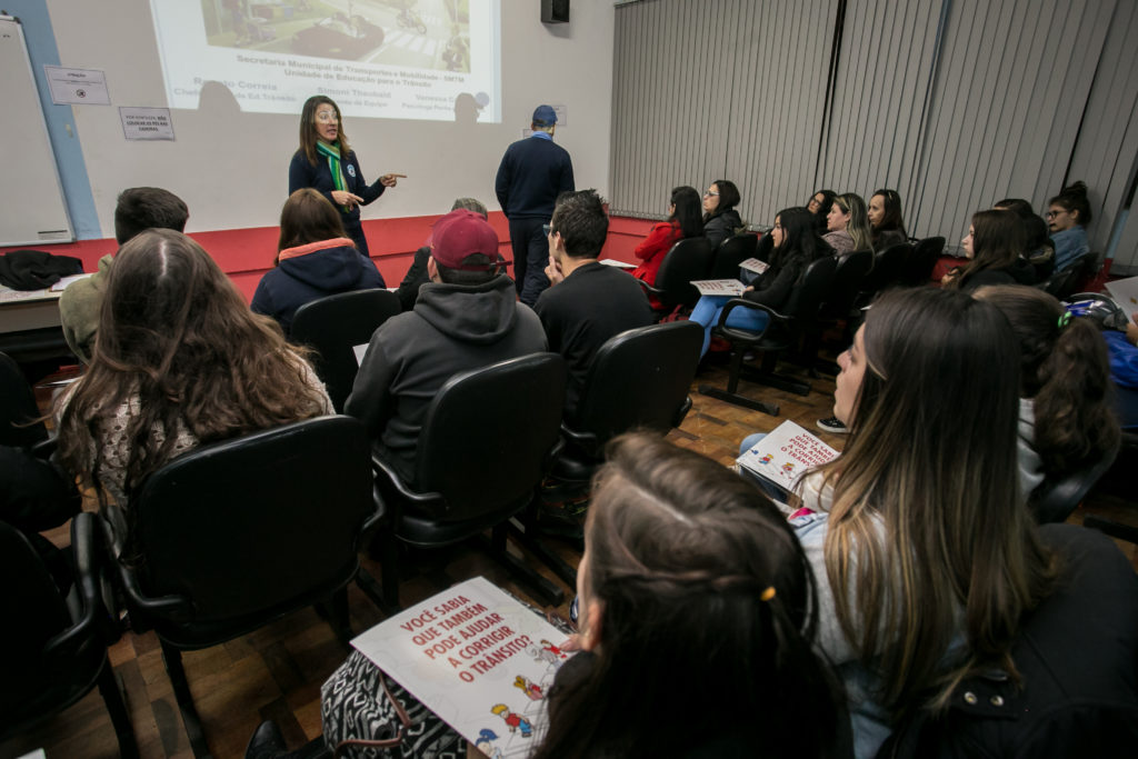 A atividade visa qualificar e engajar os professores para serem agentes multiplicadores de comportamentos seguros no trânsito