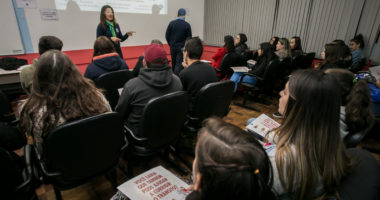 A atividade visa qualificar e engajar os professores para serem agentes multiplicadores de comportamentos seguros no trânsito
