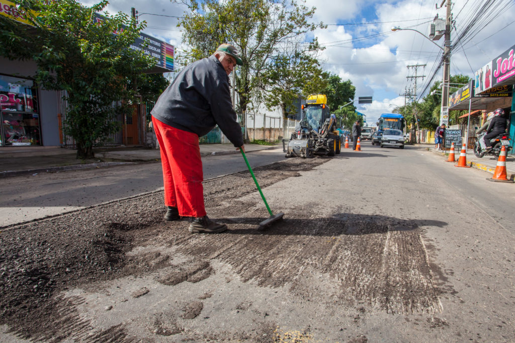 Com o uso de mini fresadora, o asfalto é recortado para nivelar a pista