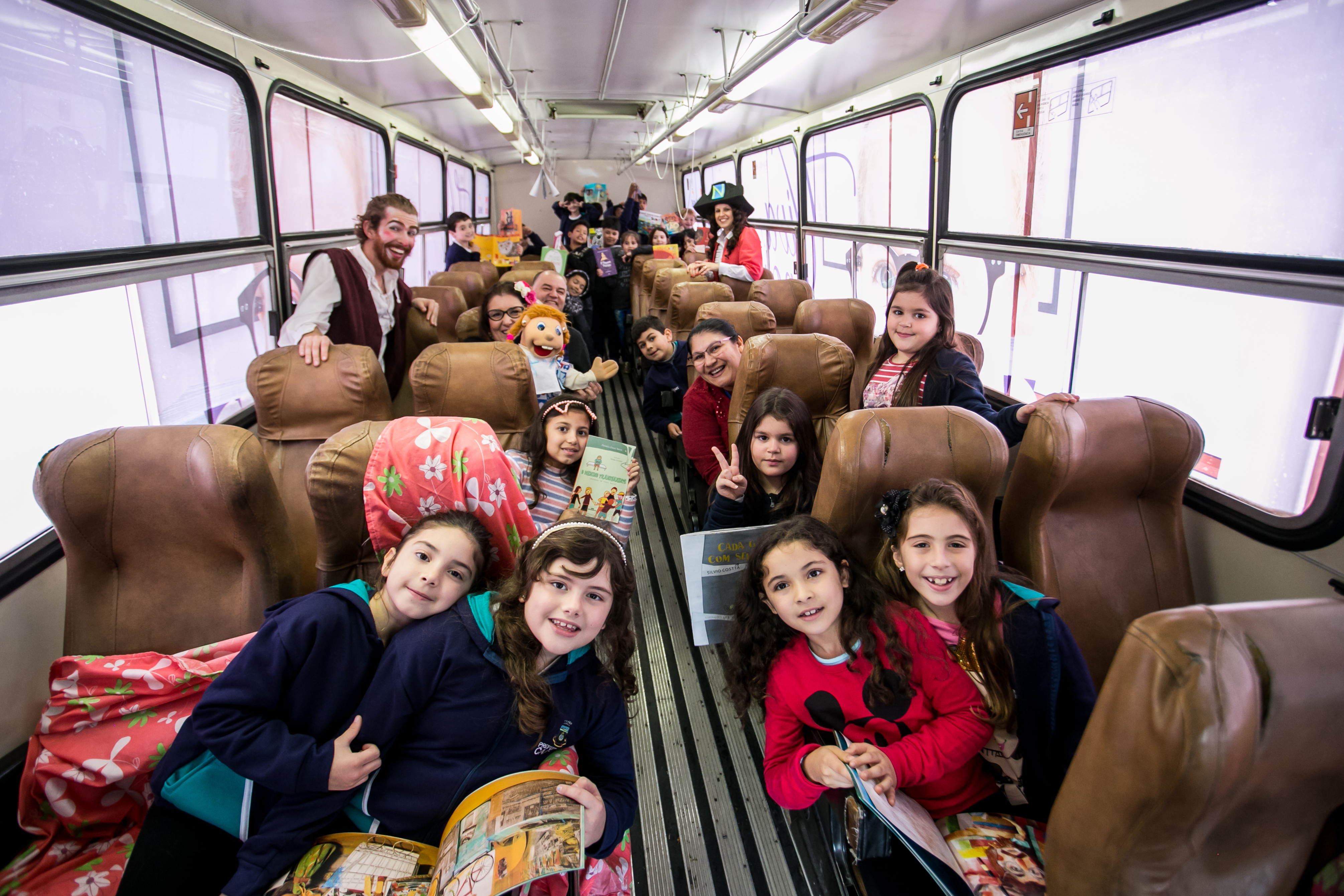 EMEF Leonel Brizola recebe ônibus para divulgação da 34ª Feira do Livro –  Prefeitura Municipal de Canoas