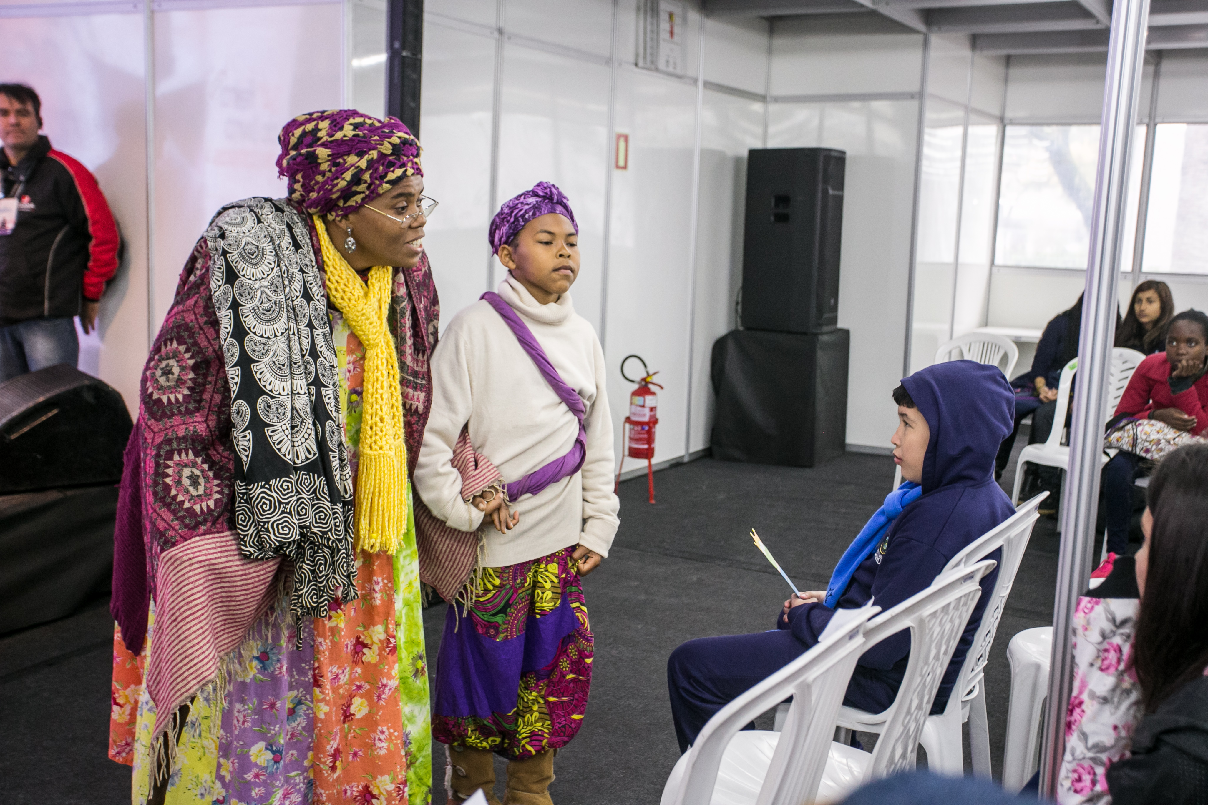 Com a utilização de máquinas, está ocorrendo a dragagem da vala interna, a retirada de lixo depositado irregularmente e também proveniente das águas das chuvas.