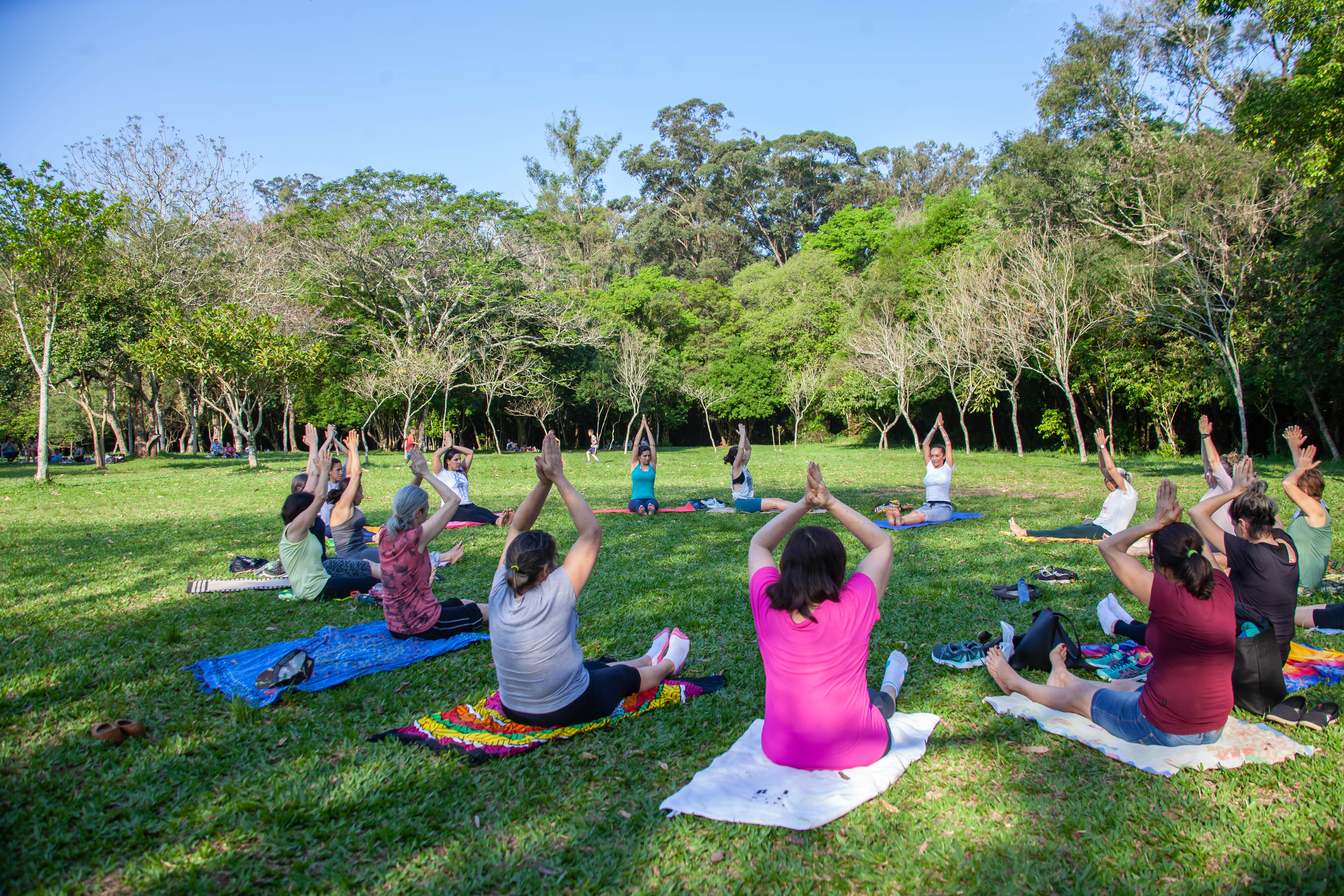 Projeto Findi Zen oferece yoga para frequentadores do Capão do