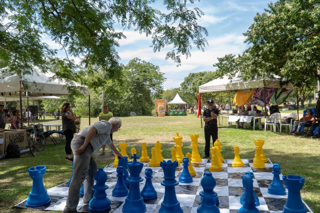 Um grande jogo de xadrez é montado em um parque.