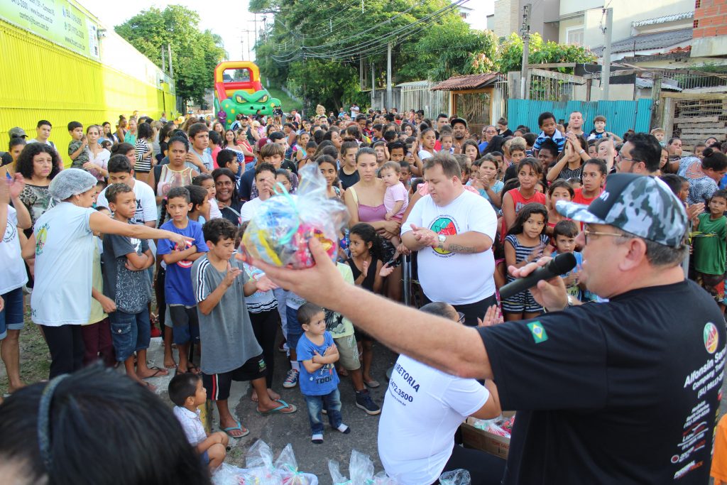 Cerca de 450 meninos e meninas brincaram e receberam os kits de Páscoa neste sábado