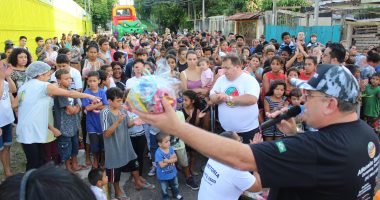 Cerca de 450 meninos e meninas brincaram e receberam os kits de Páscoa neste sábado