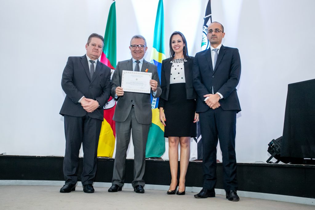 Prefeito de Canoas, Luiz Carlos Busato, recebe a medalha Tiradentes, da Polícia Civil