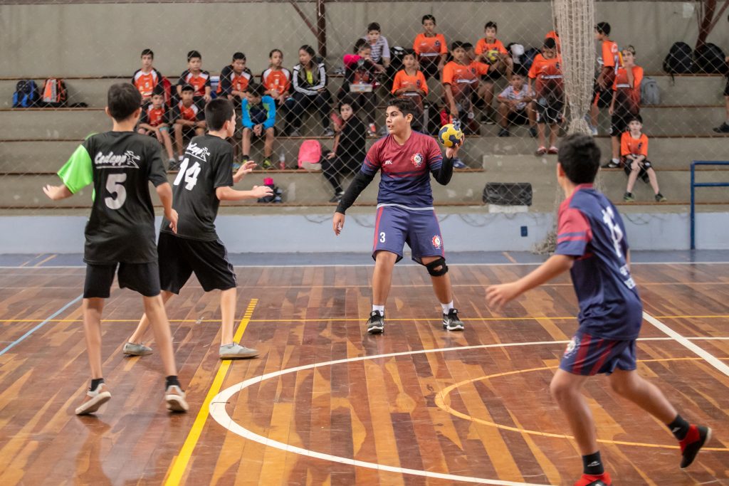 Ceca retoma partidas e tem primeiros finalistas no handebol