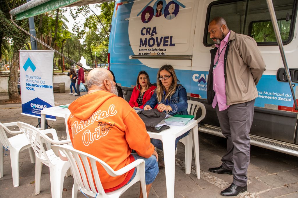Unidade Móvel do CRAS atende população no Centro de Canoas