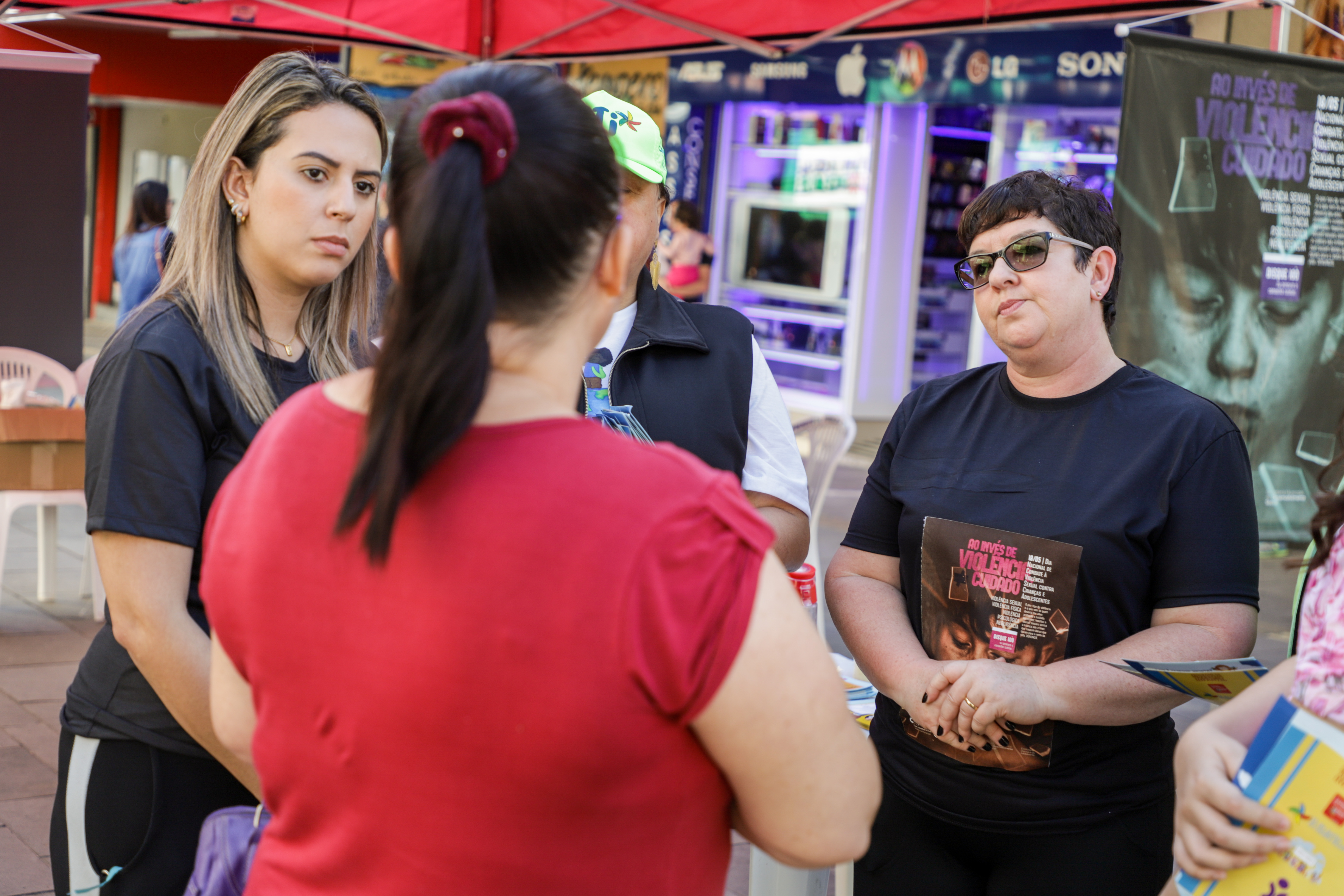 Tenda montada no Calçadão de Canoas levou informações a quem passou pelo local neste sábado (18), Dia de Combate ao Abuso e à Exploração Sexual contra Crianças e Adolescentes