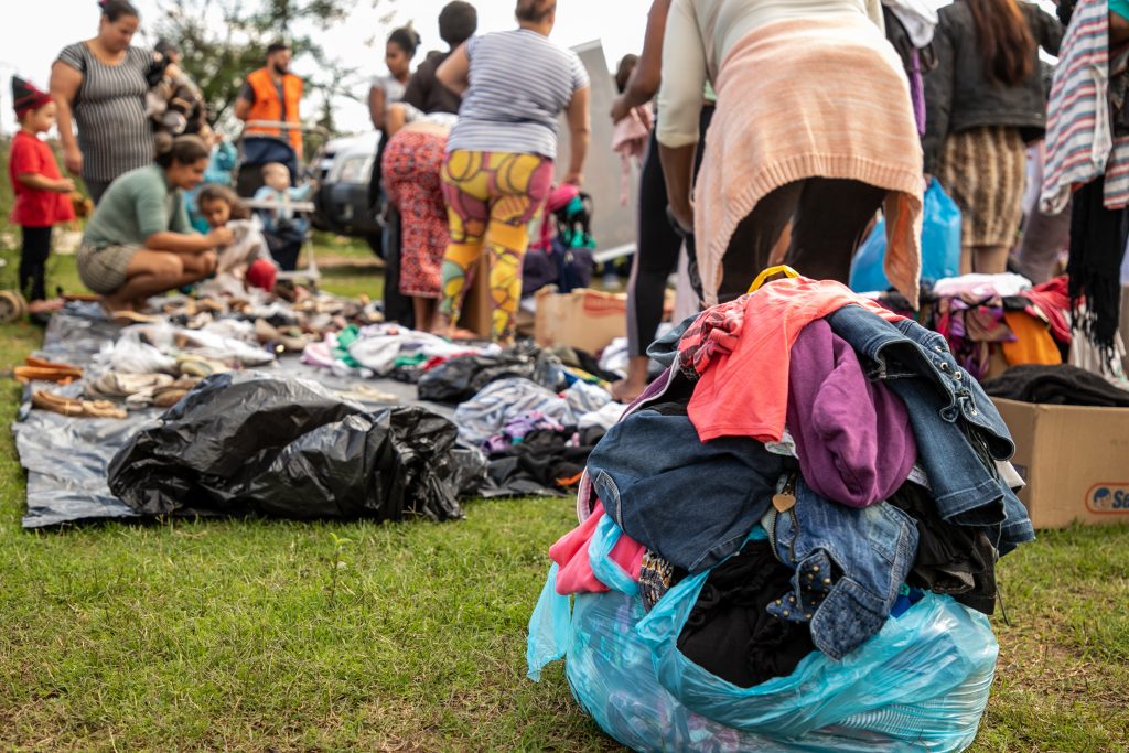 Departamento leva roupas e agasalhos para famílias em áreas de vulnerabilidade social