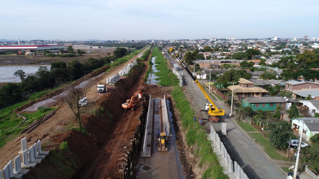 Revestimento da vala da rua Curitiba é iniciado