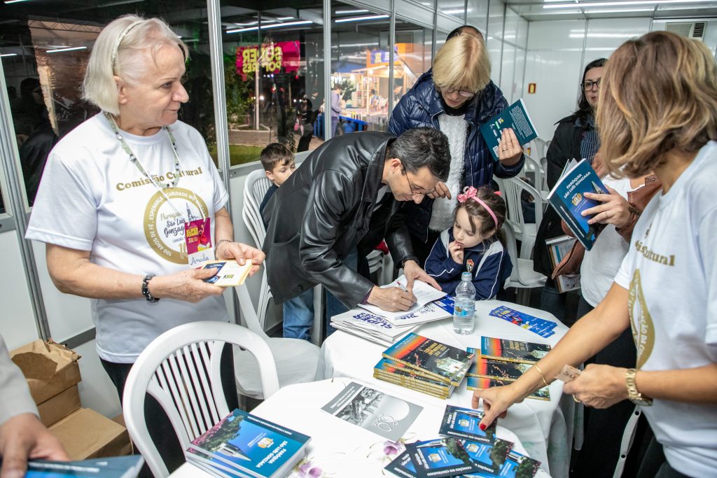 Livro do centenário da Paróquia São Luiz Gonzaga é apresentado durante a Feira