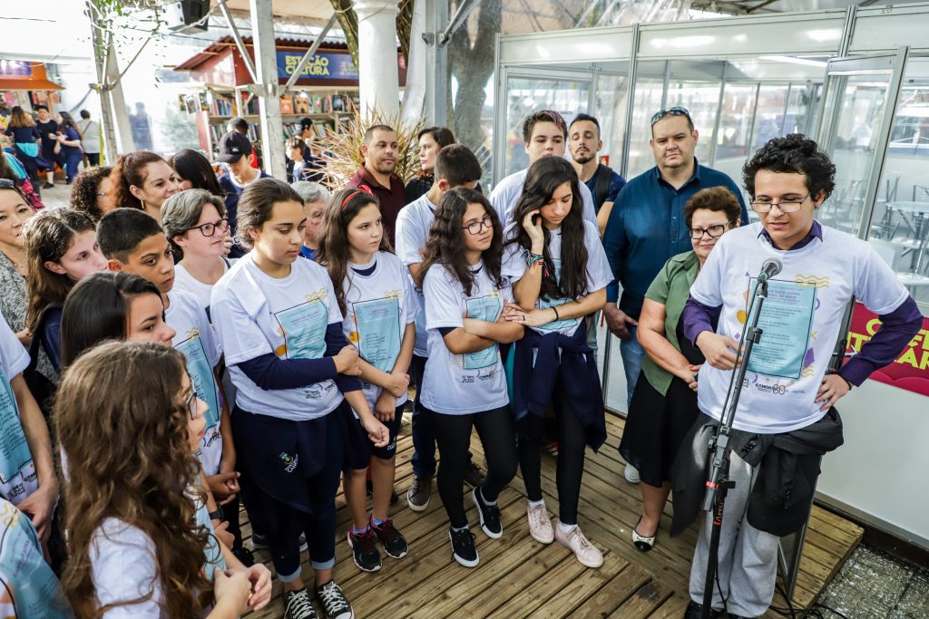 Concurso Poesia no Varal premia 15 poetas na Feira do Livro de Canoas