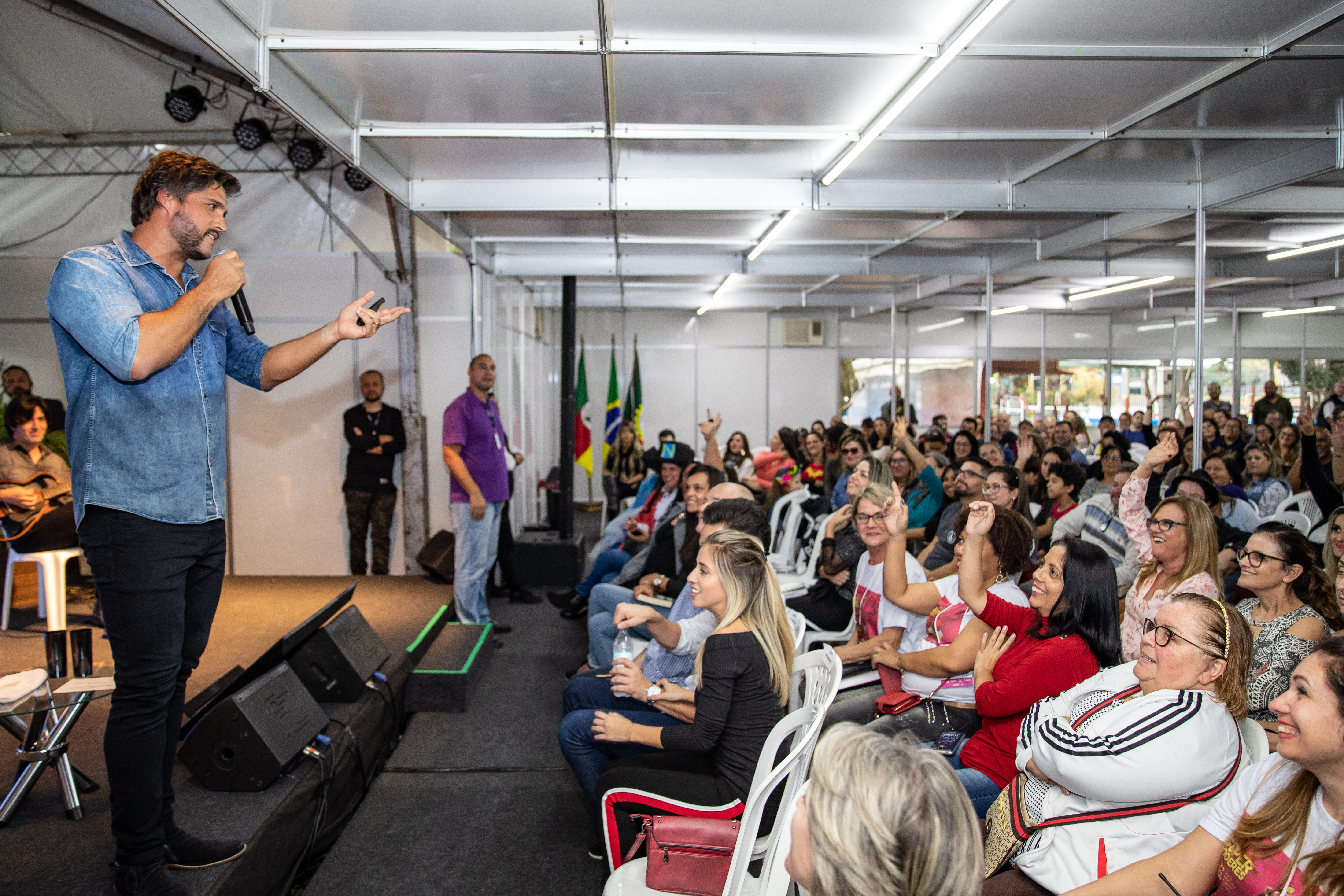 Cantor e escritor Leo Chaves é o homenageado na 35ª Feira do Livro de Canoas