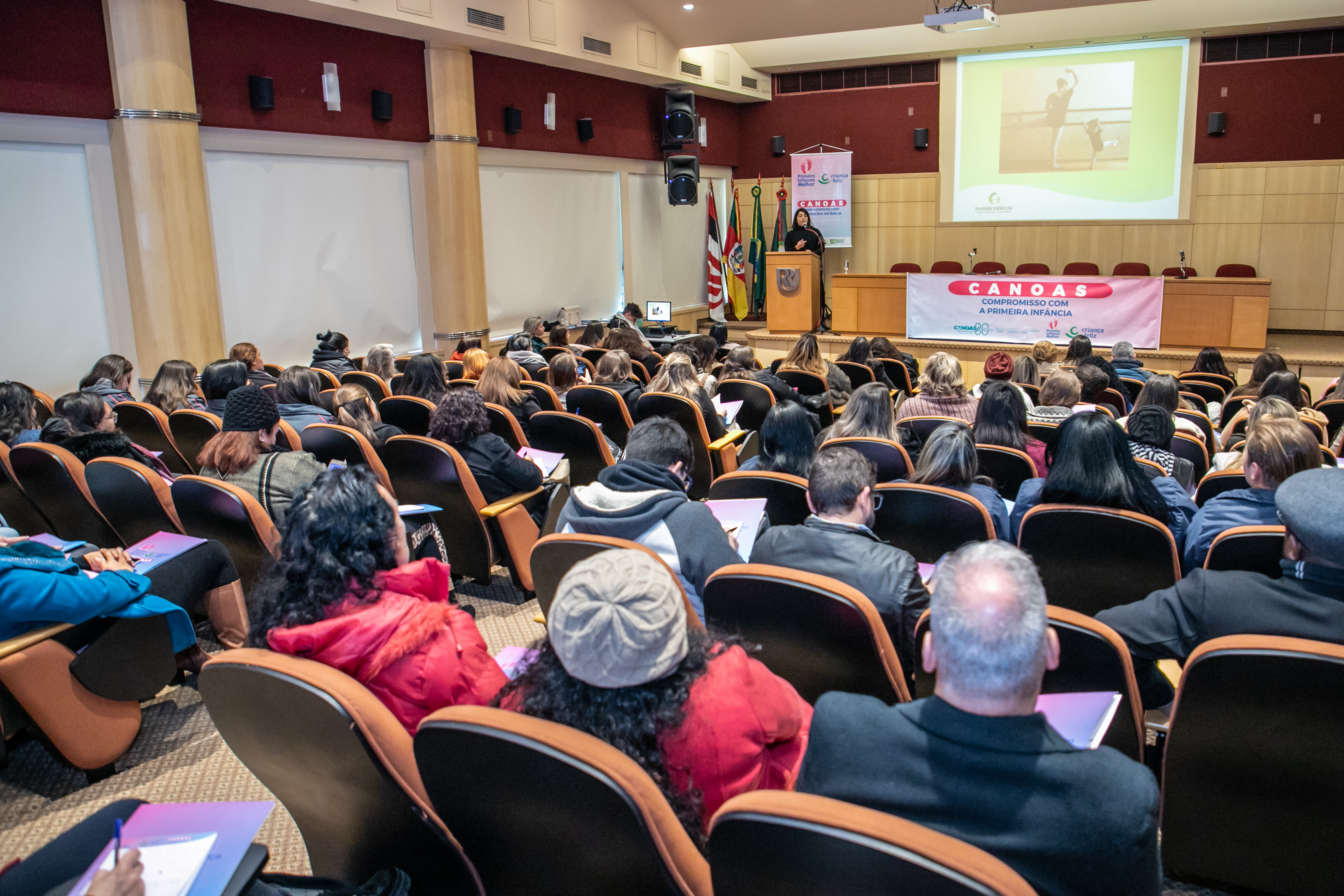 Canoas sediou no último dia 5 o 1° Encontro Intermunicipal Primeira Infância Melhor (PIM)/Criança Feliz (CF). O evento é uma promoção da Prefeitura Municipal e ocorreu no auditório Santhiago Dantas, da Uniritter. O objetivo foi promover um dia de formação continuada com todos os Grupos Técnicos Municipais (GTMs), supervisores e visitadores do PIM/CF. Além de Canoas, participam agentes atuantes dos municípios da 1ª e da 2ª coordenadoria do PIM Estadual.