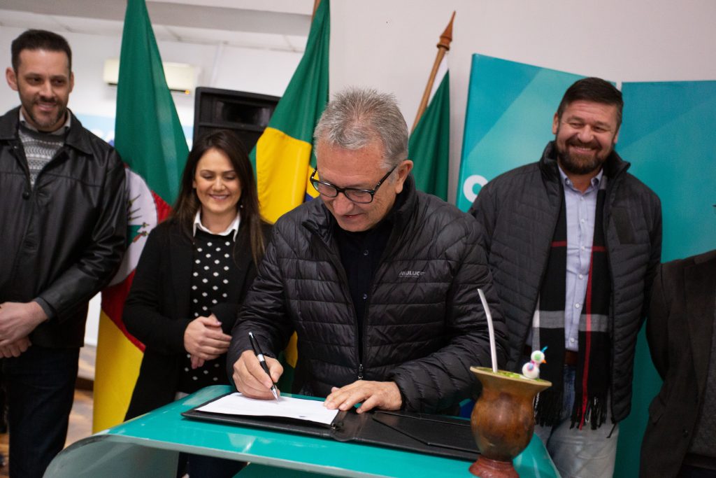 Prefeito Luiz Carlos Busato sanciona lei que permite Canoas a aderir ao projeto de PPP da Corsan