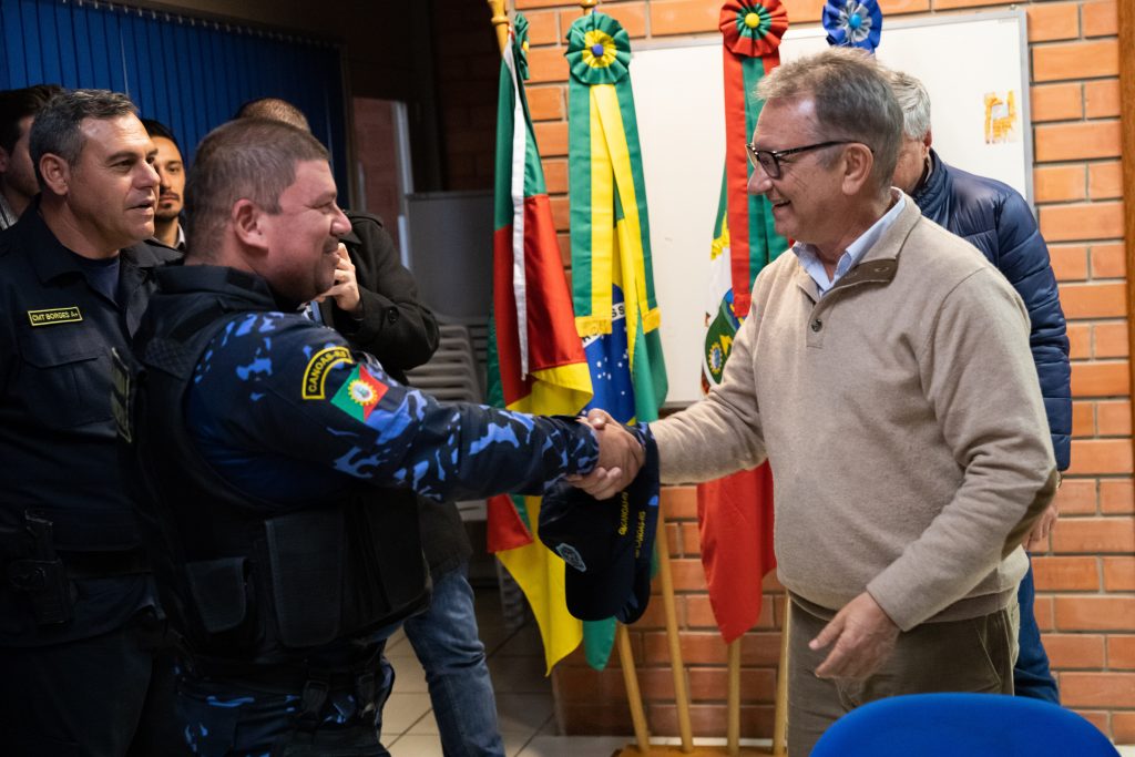 Prefeito de Canoas, Luiz Carlos Busato, entrega novos uniformes para agentes da Guarda Municipal