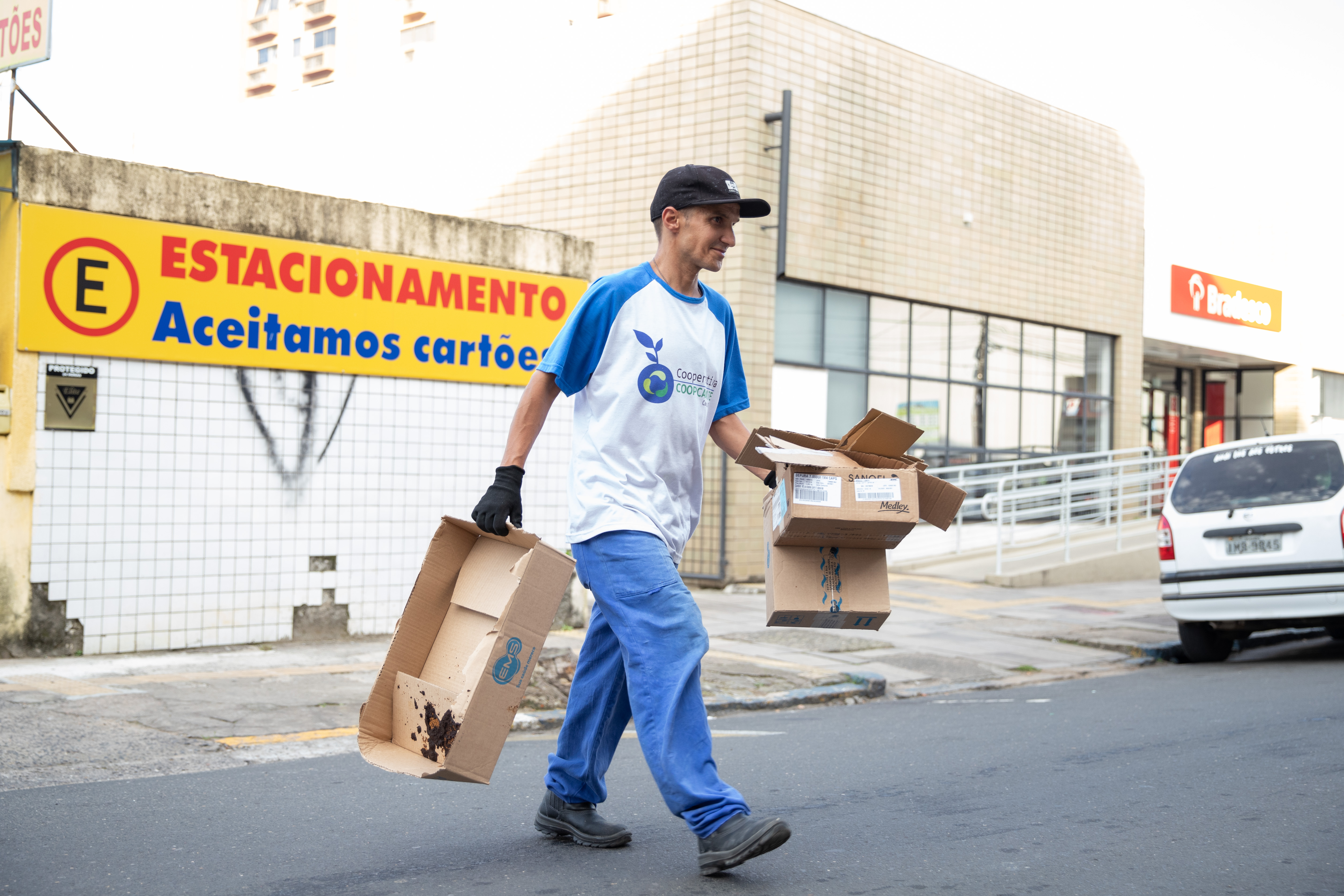 A coleta e o transporte dos resíduos recicláveis é de responsabilidade da Coleta Seletiva, que atende quase 100% do território canoense. O serviço ocorre de segunda-feira a sábado e prevê o recolhimento de embalagens, metais, papel, plástico, entre outros materiais. Bikeco Além da Coleta Seletiva, o Bikeco é utilizado, periodicamente, no Centro da cidade. Os recicladores licenciados fazem parte da Cooperativa de Catadores de Materiais Recicláveis de Canoas (Coopcamate), que recebeu bicicletas ecológicas acopladas a gaiolas em junho de 2018. Esses compartimentos servem para armazenar todo o resíduo que os coletores recolhem na região central, deixando a paisagem urbana mais limpa e conservada. Em um ano, o projeto recolheu 450 toneladas de material reciclado