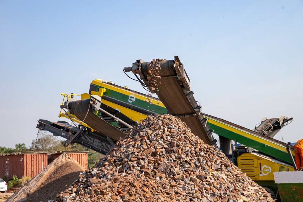 A usina de reciclagem de resíduos da construção civil de Canoas recebeu mais uma parte do maquinário, que produz 150 toneladas por hora