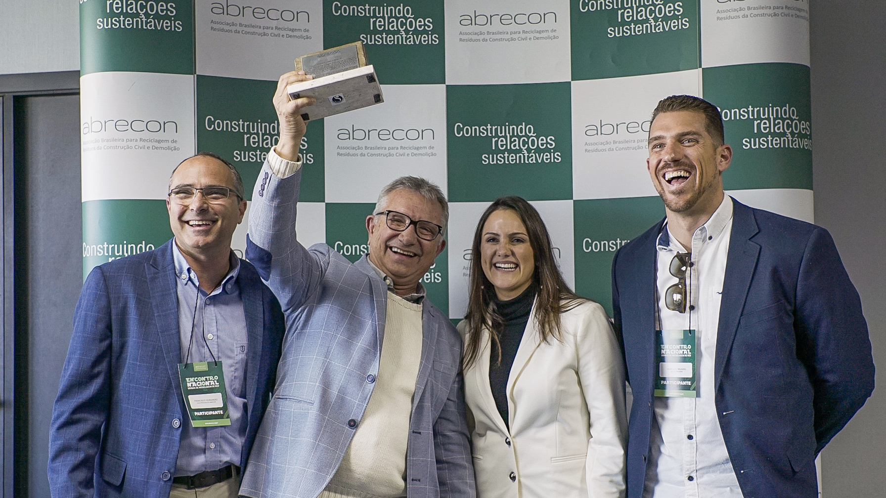 Concedida pela Abrecon, a homenagem é um reconhecimento aos avanços no combate irregular de lixo em Canoas