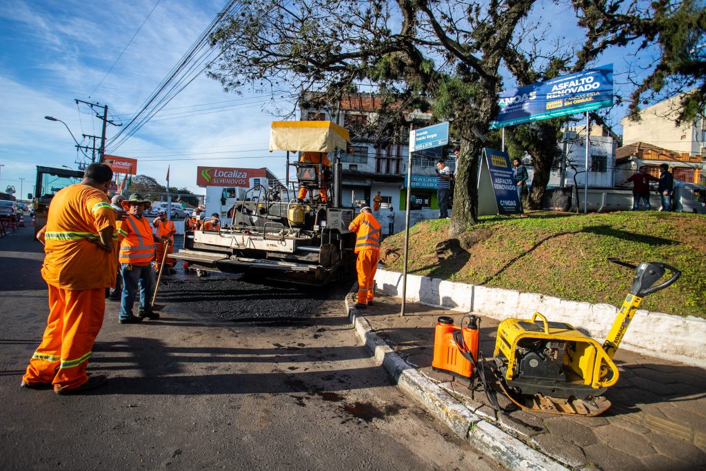 O trecho da Santos Ferreira, entre a avenida Getúlio Vargas e a avenida Inconfidência, seguirá bloqueado até este sábado pela manhã.