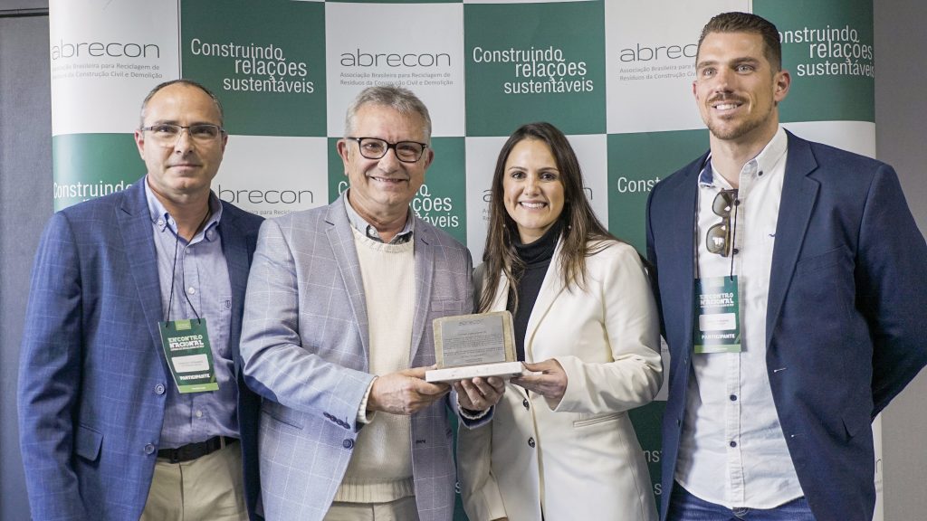 Concedida pela Abrecon, a homenagem é um reconhecimento aos avanços no combate irregular de lixo em Canoas