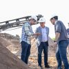 Prefeito Luiz Carlos Busato confere produção de matéria-prima para obras na usina de reciclagem