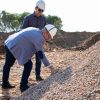 Prefeito Luiz Carlos Busato confere produção de matéria-prima para obras na usina de reciclagem