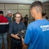 Doação de cem jaquetas impermeáveis auxilia participantes do programa, que trabalham em espaços a céu aberto, como parques e praças