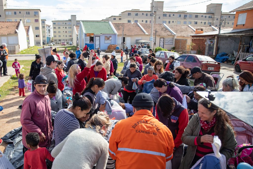 Moradores do bairro Guajuviras recebem 2 mil donativos arrecadados pela Defesa Civil