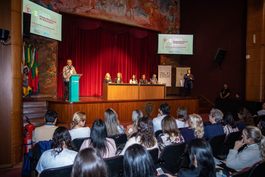 Evento contou com a participação de professores, lideranças políticas e a sociedade civil.