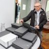 A capacitação, com etapa presencial iniciada nesta semana para 150 educadores, já é feita diretamente nos chromebooks, recebidos na terça-feira (3) no município