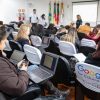 A capacitação, com etapa presencial iniciada nesta semana para 150 educadores, já é feita diretamente nos chromebooks, recebidos na terça-feira (3) no município