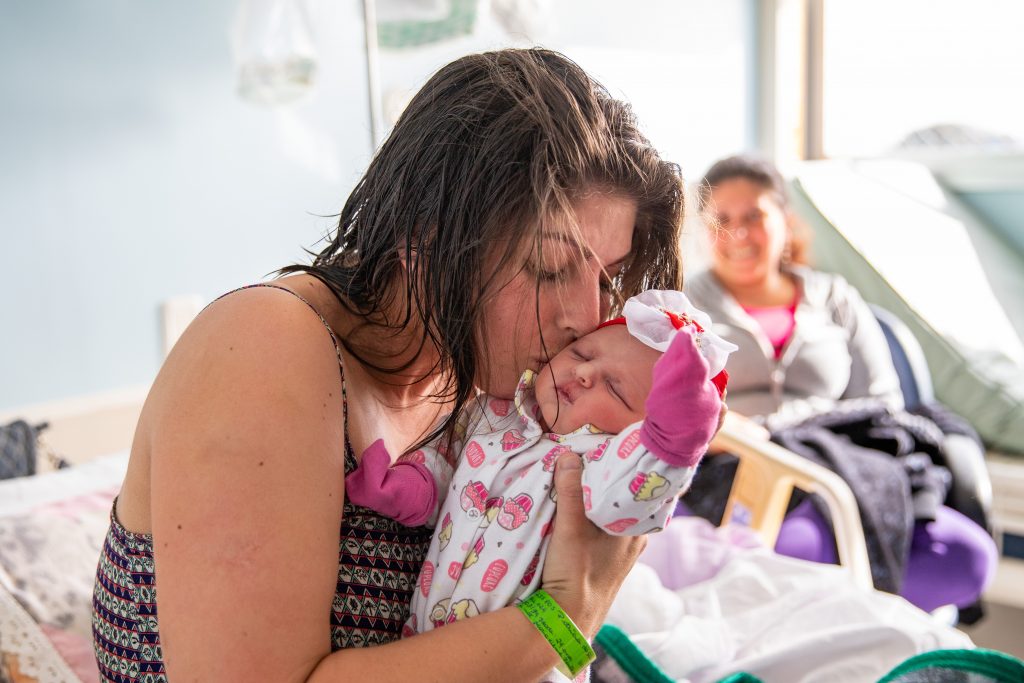 Terceira filha da Patrícia Lacerda, a pequena, que tem apenas 45 centímetros, pode, ao lado da mãe, usufruir de toda a estrutura montada no local, que busca dar mais conforto e tranquilidade, para gestantes e bebês