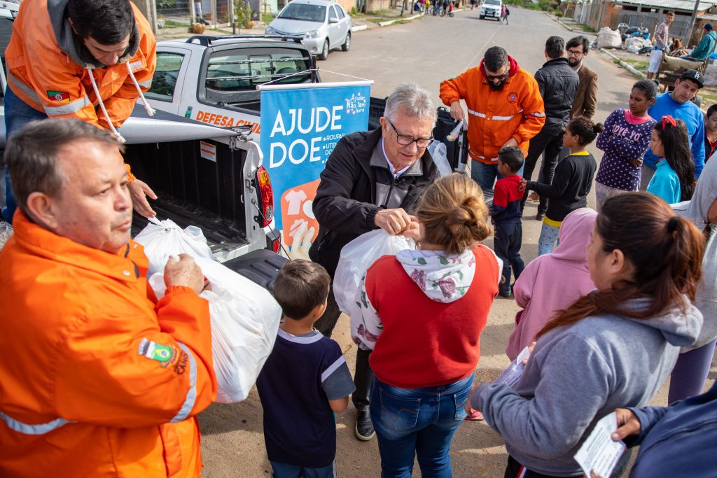 Defesa Civil de Canoas entrega cestas básicas para famílias do Mato Grande