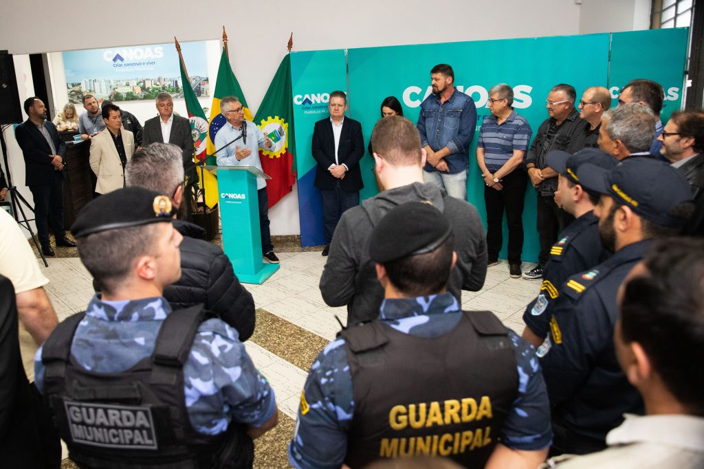 A prefeitura de Canoas lançou nesta quarta-feira (30), no Paço Municipal, editais para aquisição de reforço para a Segurança Pública, com investimentos de até R$ 10 milhões. O Executivo irá adquirir equipamentos e mobiliário, para modernizar os espaços e as equipes que fazem parte das forças de segurança do município.