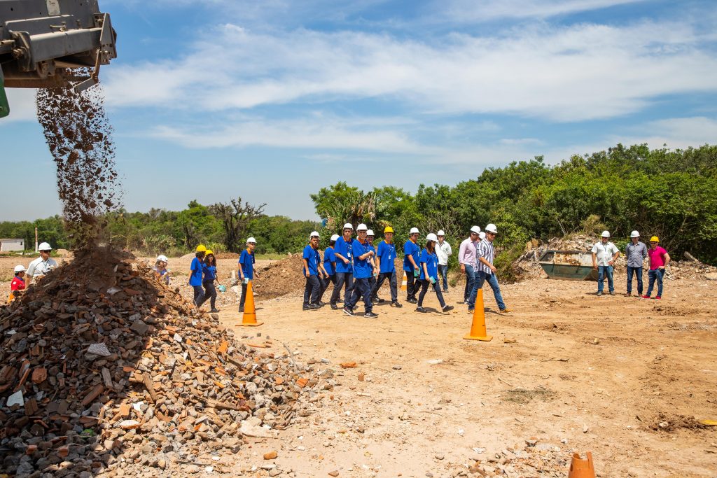 Nesta quarta-feira (10), os jovens que fazem parte do projeto Pescar na empresa Midea Carrier conheceram o Distrito Industrial Jorge Lanner, onde a primeira Usina de Reciclagem de Resíduos da Construção Civil (RCC) do Rio Grande do Sul está em fase de instalação