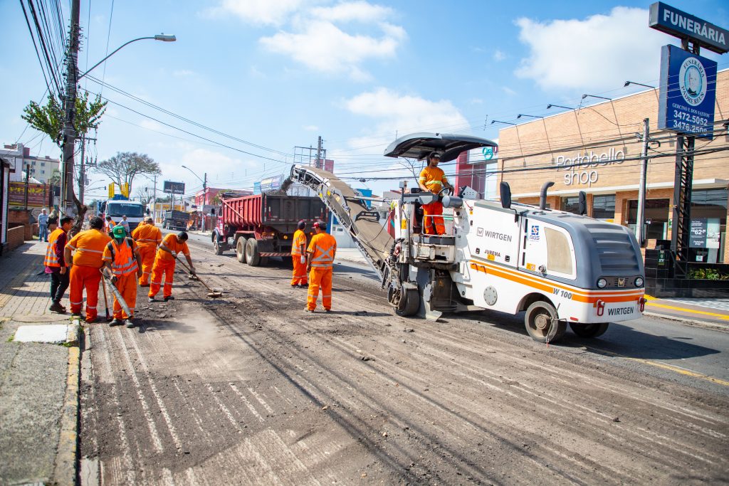 asfalto em novo trecho da avenida Santos Ferreira