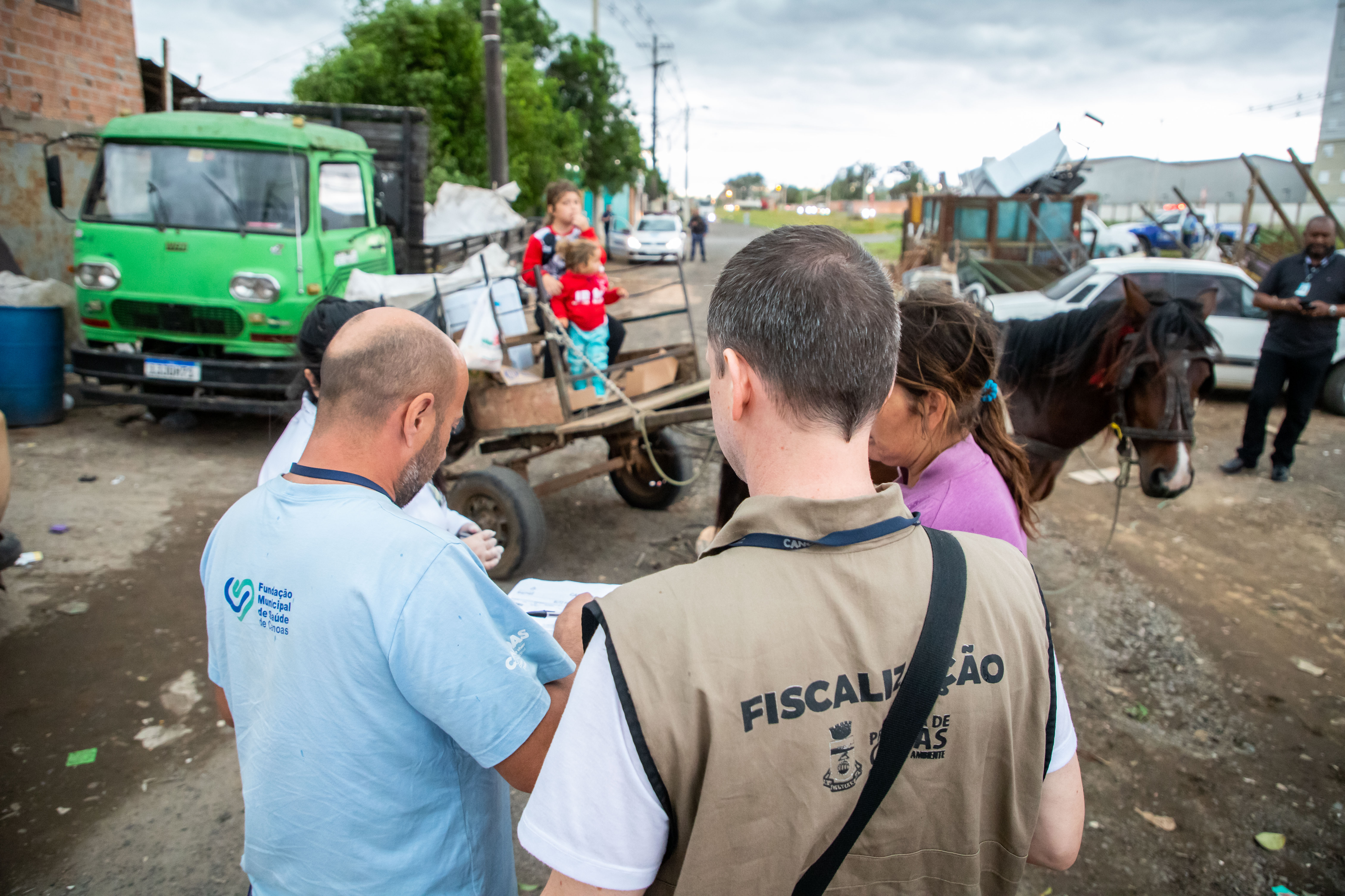 Nesta terça-feira (29), o Centro de Bem-Estar Animal (CBEA) em parceria com a Secretaria Municipal de Transporte e Mobilidade (SMTM) e a Guarda Municipal realizou mais uma Blitz de Proteção Animal, desta vez no Loteamento Prata, no bairro Fátima. A ação teve o objetivo de fiscalizar o estado de saúde dos cavalos que passavam pelo local.