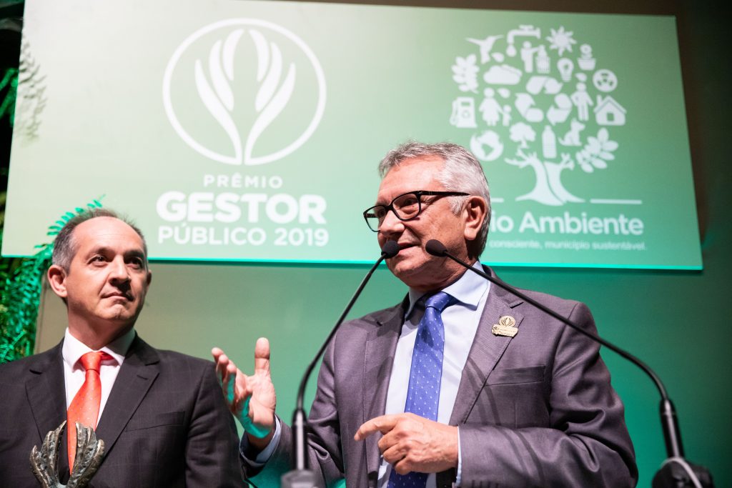Prefeito de Canoas Luiz Carlos Busato recebe Prêmio Gestor Público 2019 pelos projetos Bikeco e Gerações