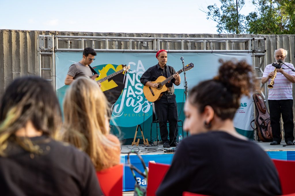 A cidade foi embalada pelo Jazz nesse sábado (23). Com realização da Prefeitura, por meio da Secretaria Municipal da Cultura e do Turismo (SMCT), o Canoas Jazz ocorreu no Anfiteatro do Parque Getúlio Vargas. Com apresentação dos músicos Maurício Marques e Marcello Caminha, o Canoas Jazz é patrocinado pelo Banrisul.