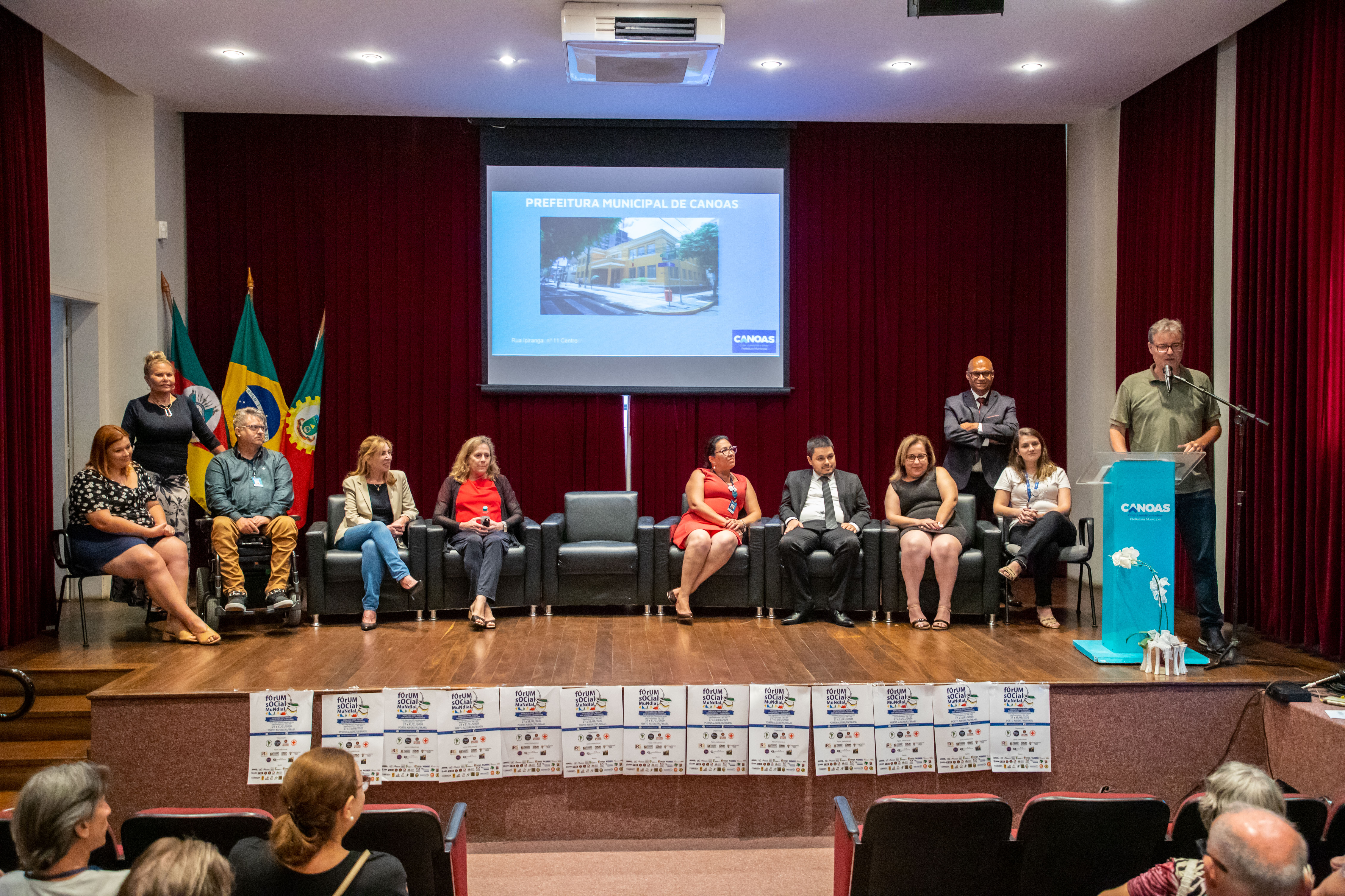A Secretaria Municipal dos Direitos Humanos e Participação Social (SMDHPS) realizou na tarde desta quarta-feira (29) o painel "Autoestima e Serviços Oferecidos para Idosos em Canoas". O evento faz parte da programação do Fórum Social Mundial, e mostrou o Programa Gerações como caso de sucesso. A atividade coordenada pelos professores Flávio Fialho e Sirlei Dias Gomes, e ocorreu no Auditório do Paço Municipal.