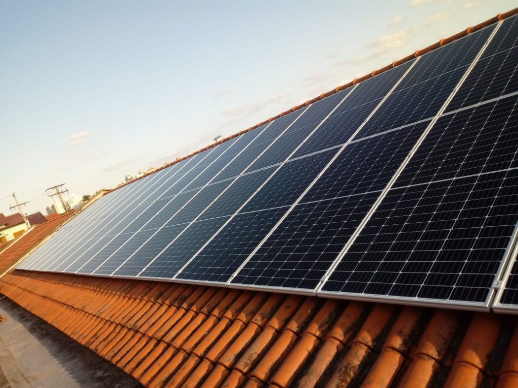 Instalação de sistema com placas solares vai garantir uma economia de, em média, 90% na conta de luz