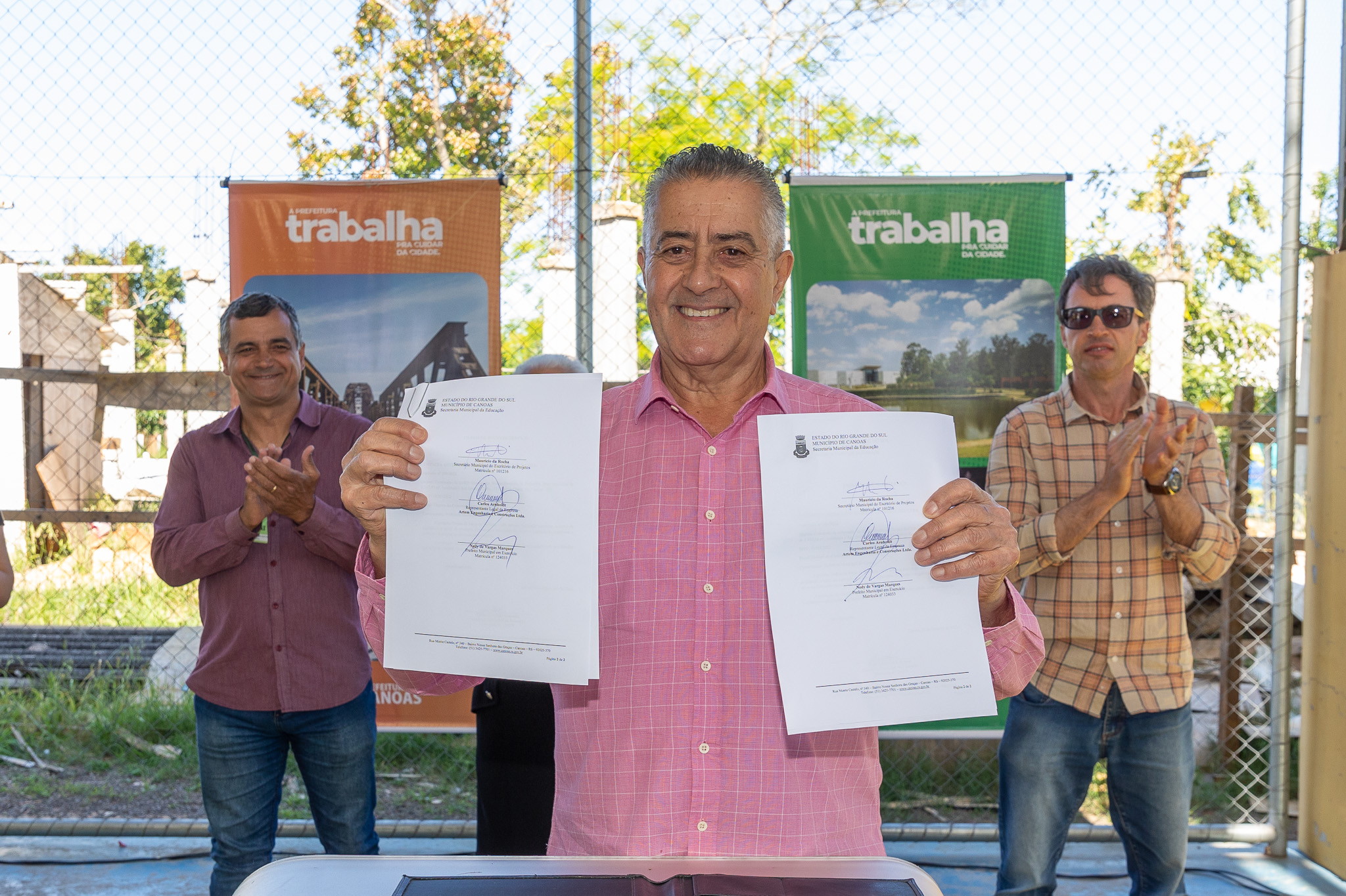 Prefeito em exercício, Nedy de Vargas, com os dois contratos assinados