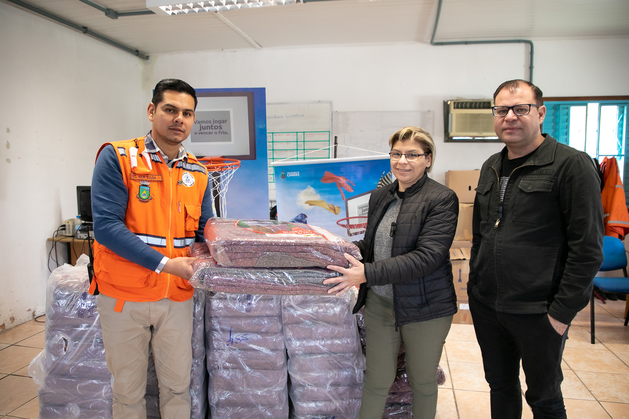 Defesa Civil de Canoas recebe doação de cobertores do Instituto