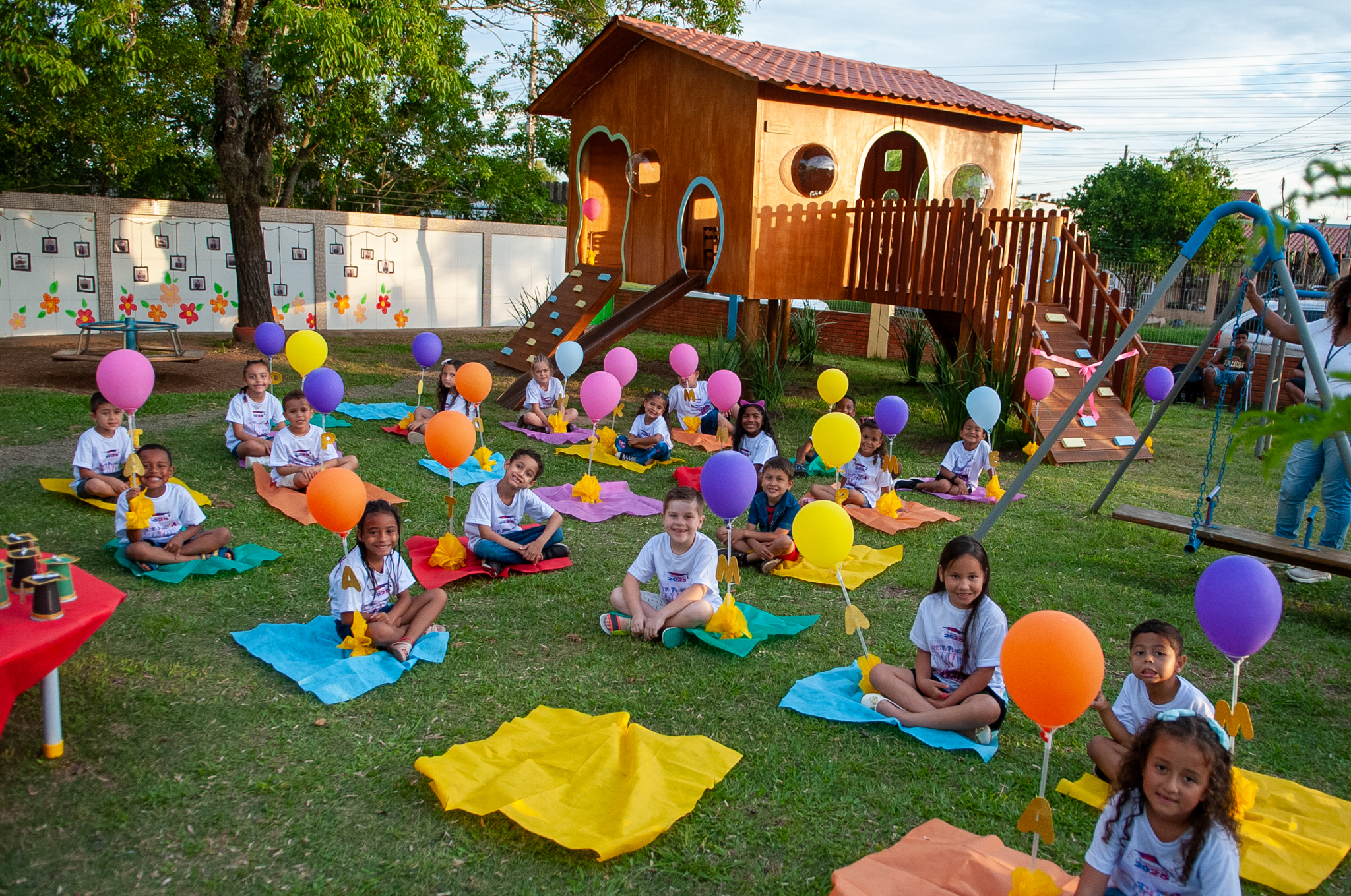 Formatura do Jardim II da EMEI Vó Picucha teve inauguração de brinquedo e Hora do Conto