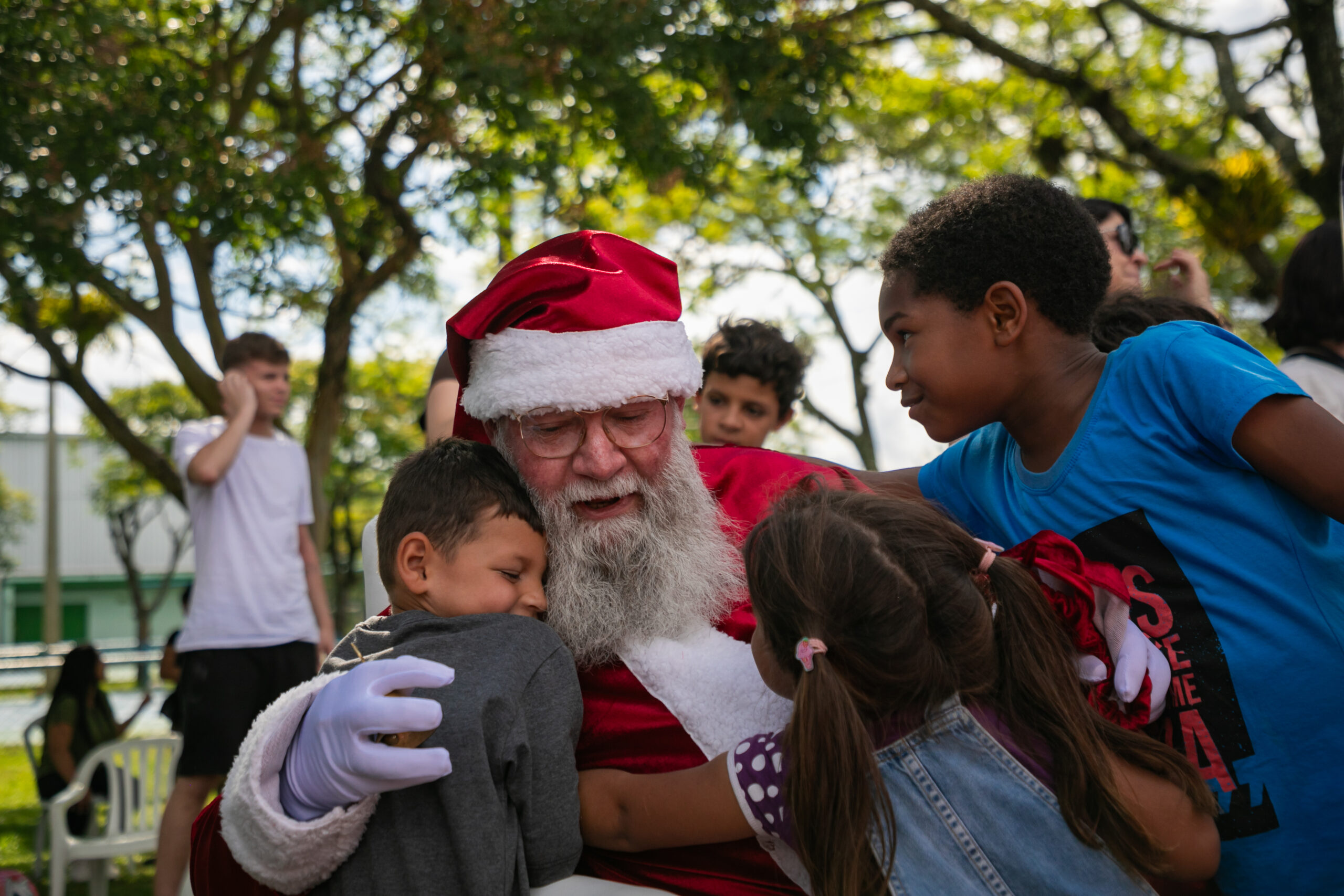 Papai Noel chega de helicóptero em festa para crianças atendidas pela Assistência Social em Canoas