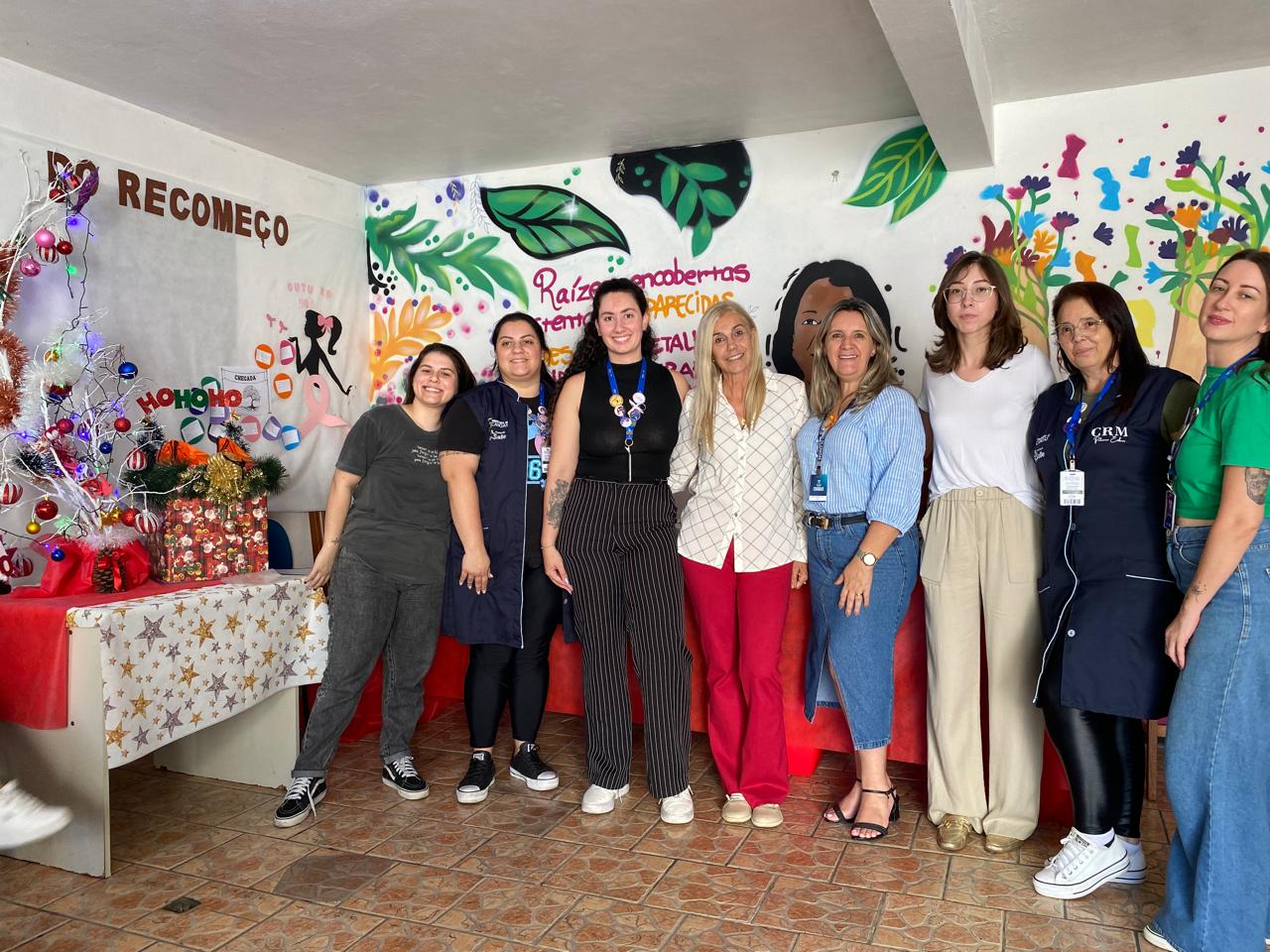 Participantes recebem certificados de conclusão do curso de confeitaria