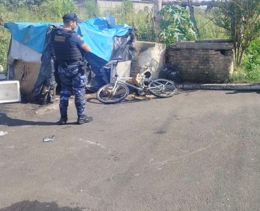 Homem é preso com mais de 100 pedras de crack em ponto de descarte irregular de lixo em Canoas